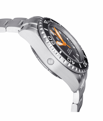 MASTER 2000 DAY DATE SWISS AUTO BLACK DIAL CLASSIC MINUTE MARKER BLUE HANDS